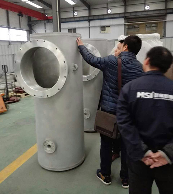 客戶(hù)參觀我公司GIS殼體成品。